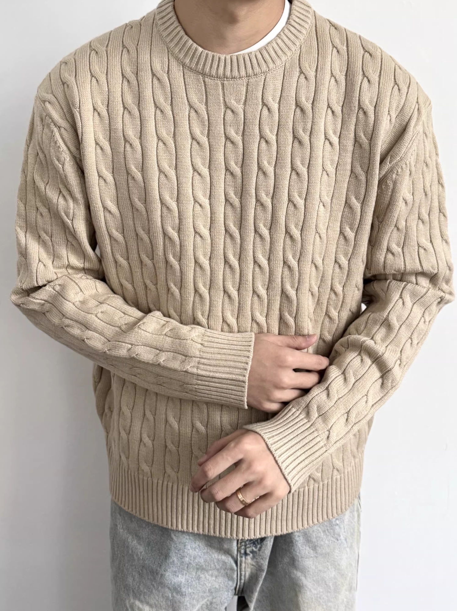Minimalist Old-fashioned Cable Knit Crew Neck Sweater - Image 5