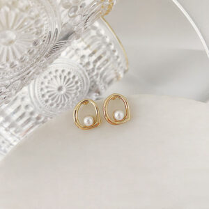 French-style Vintage Hollow Metal Pearl Earrings For Women