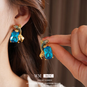 Light Luxury Style Silver Needle Stud Earrings With Diamond-Inlaid Small Square Fish Design