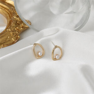 French-style Vintage Hollow Metal Pearl Earrings For Women
