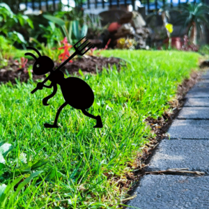 Spooky & Festive Iron Ant Garden Decor - Halloween & Christmas Outdoor