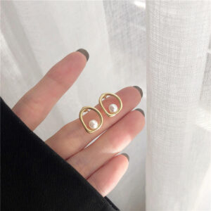 French-style Vintage Hollow Metal Pearl Earrings For Women