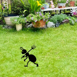 Spooky & Festive Iron Ant Garden Decor – Halloween & Christmas Outdoor