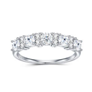 A Luxurious And Fashionable Minimalist Jewelry Ring Featuring Top-quality Moissanite, Made Of S925 Silver Electroplated With Platinum.