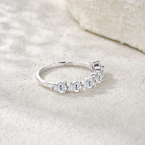 A Luxurious And Fashionable Minimalist Jewelry Ring Featuring Top-quality Moissanite, Made Of S925 Silver Electroplated With Platinum.