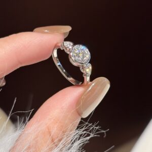 Women's Simple, Personalized, Light-Luxury Moissanite Ring