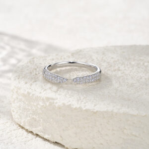 A Luxurious And Fashionable Minimalist Jewelry Ring Featuring Top-quality Moissanite, Made Of S925 Silver Electroplated With Platinum.