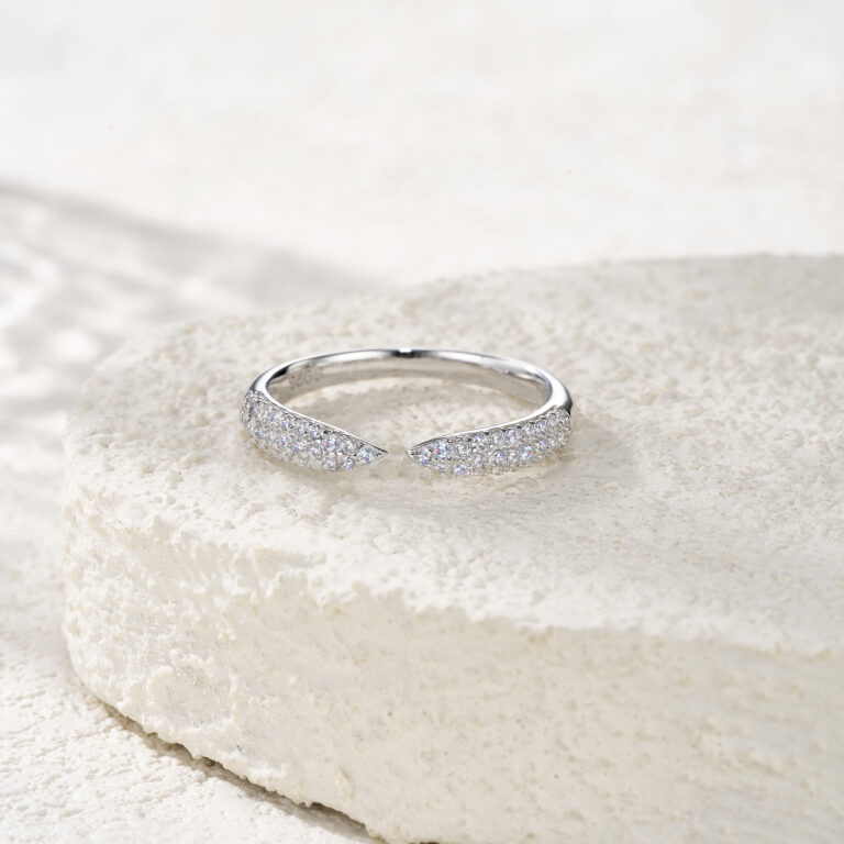 A Luxurious And Fashionable Minimalist Jewelry Ring Featuring Top-quality Moissanite, Made Of S925 Silver Electroplated With Platinum.