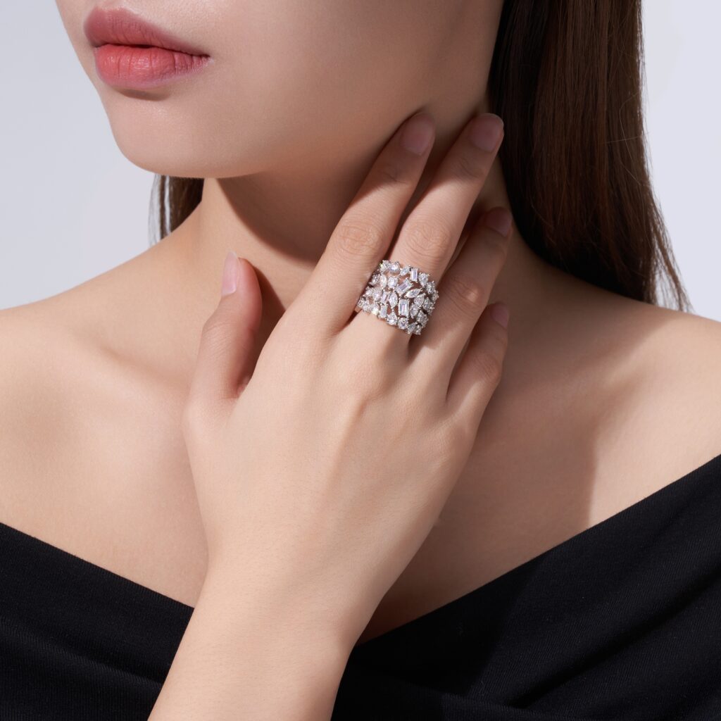A Luxurious And Fashionable Minimalist Jewelry Ring Featuring Top-quality Moissanite, Made Of S925 Silver Electroplated With Platinum.