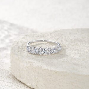 A Luxurious And Fashionable Minimalist Jewelry Ring Featuring Top-quality Moissanite, Made Of S925 Silver Electroplated With Platinum.