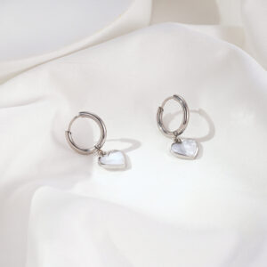 European And American Style Minimalist Fashionable White Shell Earrings With Heart Design