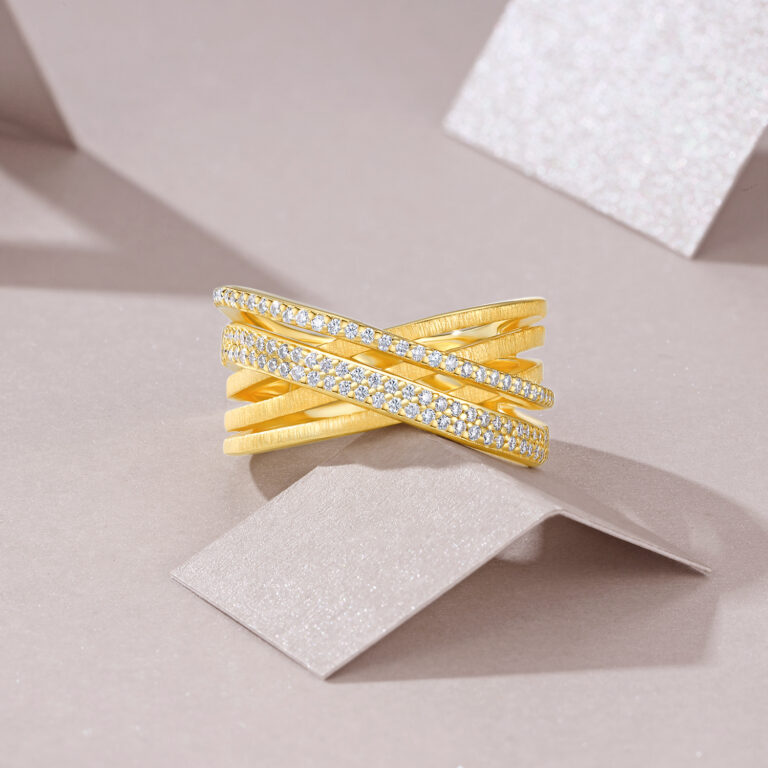 Engraved With Top-quality Moissanite, This Luxurious And Fashionable Minimalist Jewelry Set Features Silver Pieces Electroplated With Gold.