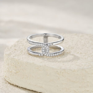 A Luxurious And Fashionable Minimalist Jewelry Ring Featuring Top-quality Moissanite, Made Of S925 Silver Electroplated With Platinum.