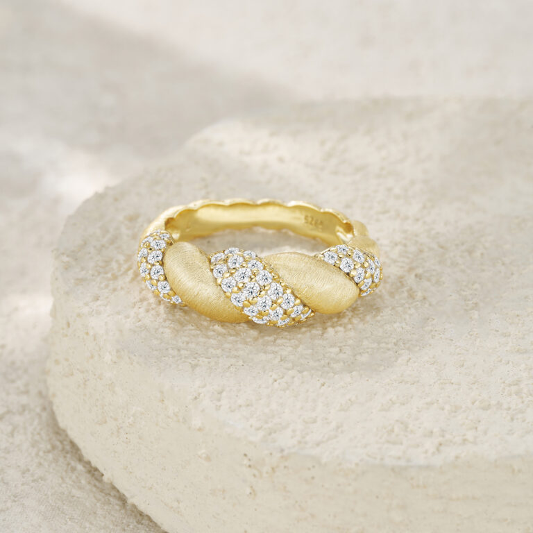 Engraved With Top-quality Moissanite, This Luxurious And Fashionable Minimalist Jewelry Set Features Silver Pieces Electroplated With Gold.