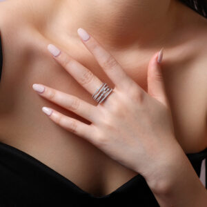 A Luxurious And Fashionable Minimalist Jewelry Ring Featuring Top-quality Moissanite, Made Of S925 Silver Electroplated With Platinum.