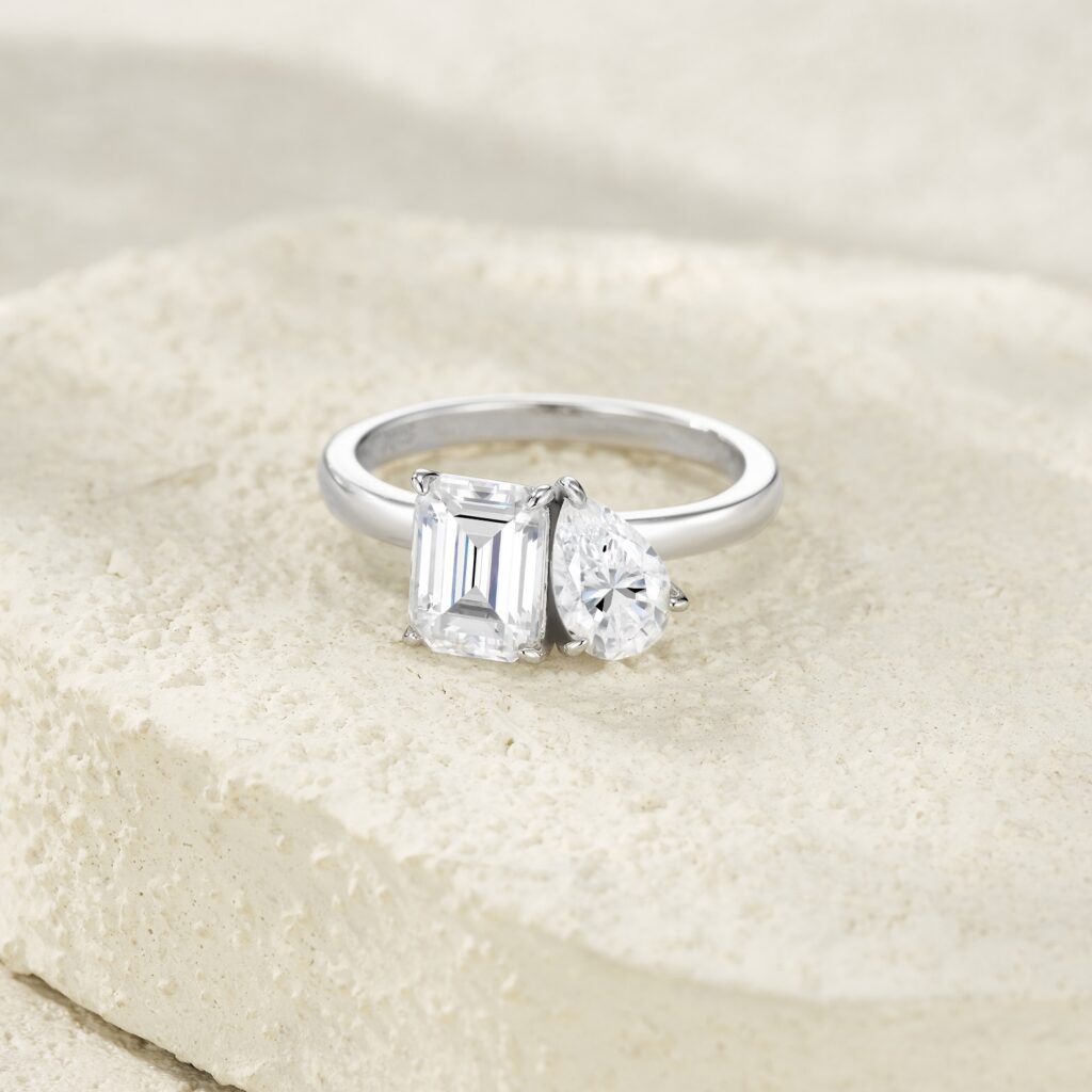 A Luxurious And Fashionable Minimalist Jewelry Ring Featuring Top-quality Moissanite, Made Of S925 Silver Electroplated With Platinum.