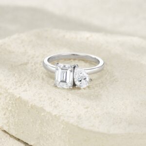 A Luxurious And Fashionable Minimalist Jewelry Ring Featuring Top-quality Moissanite, Made Of S925 Silver Electroplated With Platinum.