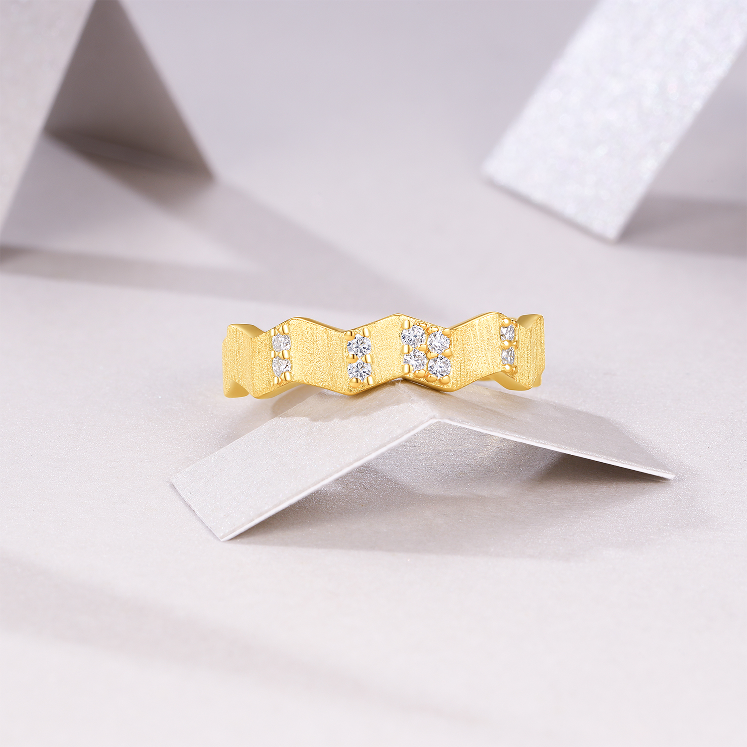 Engraved With Top-quality Moissanite, This Luxurious And Fashionable Minimalist Jewelry Set Features Silver Pieces Electroplated With Gold.