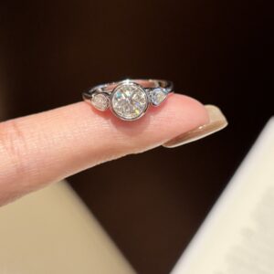Women's Simple, Personalized, Light-Luxury Moissanite Ring