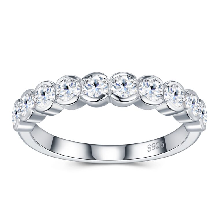 A Luxurious And Fashionable Minimalist Jewelry Ring For Women Featuring A 0.1-carat Top-quality Morganite, Made Of S925 Silver Electroplated With Platinum.