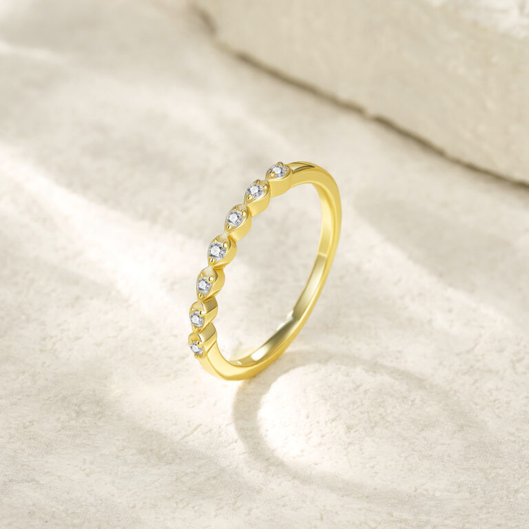 Engraved With Top-quality Moissanite, This Luxurious And Fashionable Minimalist Jewelry Set Features Silver Pieces Electroplated With Gold.