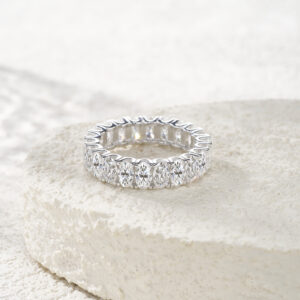 A Luxurious And Fashionable Minimalist Jewelry Ring Featuring Top-quality Moissanite, Made Of S925 Silver Electroplated With Platinum.