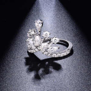 Wave Queen – A Luxurious And Fashionable Minimalist Jewelry Ring Adorned With Top-quality Moissanite. Made Of S925 Silver Electroplated With Platinum. This Is A Women’s Ring.