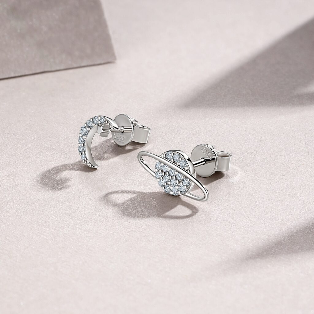 A Luxurious And Fashionable Minimalist Jewelry Earring Set Featuring Top-quality Moissanite Stones, Made Of S925 Silver Electroplated With Platinum.