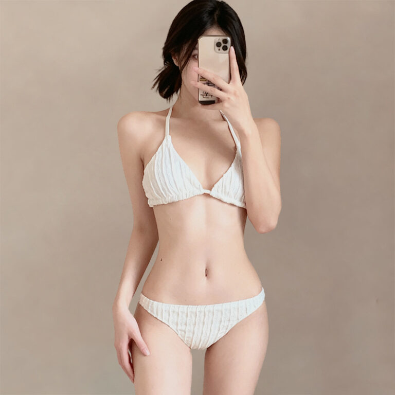 Slimming Two-piece Swimsuit Is The Perfect Choice For A Beach Vacation