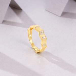 Engraved With Top-quality Moissanite, This Luxurious And Fashionable Minimalist Jewelry Set Features Silver Pieces Electroplated With Gold.