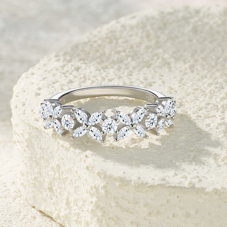 The Lucky Leaf - A Luxurious And Fashionable Minimalist Jewelry Ring Set With Top-quality Moissanite, Made Of S925 Silver Electroplated With Platinum.