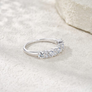 A Luxurious And Fashionable Minimalist Jewelry Ring Featuring Top-quality Moissanite, Made Of S925 Silver Electroplated With Platinum.