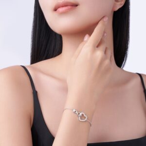 A Luxurious And Fashionable Minimalist Jewelry Bracelet Featuring Top-quality Moissanite, Made Of S925 Silver Electroplated With Platinum.