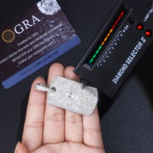 A Luxurious And Fashionable Minimalist Jewelry Pendant Necklace Featuring Top-quality Moissanite, Made Of S925 Silver Electroplated With Platinum.
