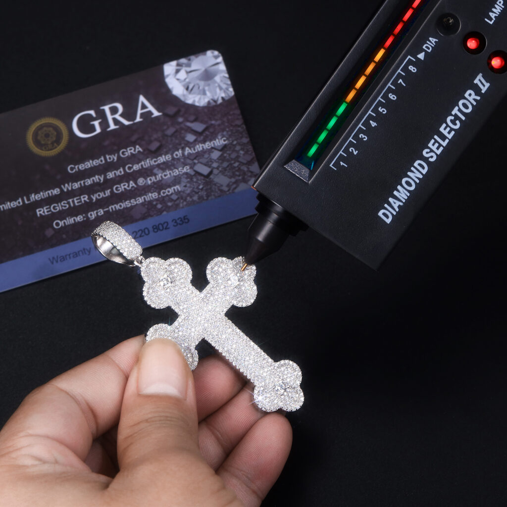 A Luxurious And Fashionable Minimalist Jewelry Pendant Necklace Featuring Top-quality Moissanite, Made Of S925 Silver Electroplated With Platinum.
