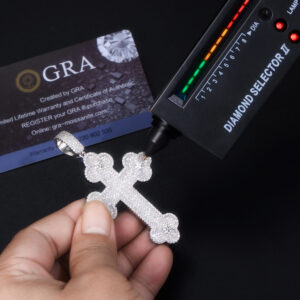 A Luxurious And Fashionable Minimalist Jewelry Pendant Necklace Featuring Top-quality Moissanite, Made Of S925 Silver Electroplated With Platinum.