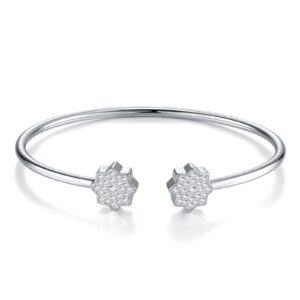 A Luxurious And Fashionable Minimalist Jewelry Bracelet Featuring Top-quality Moissanite, Made Of S925 Silver Electroplated With Platinum.