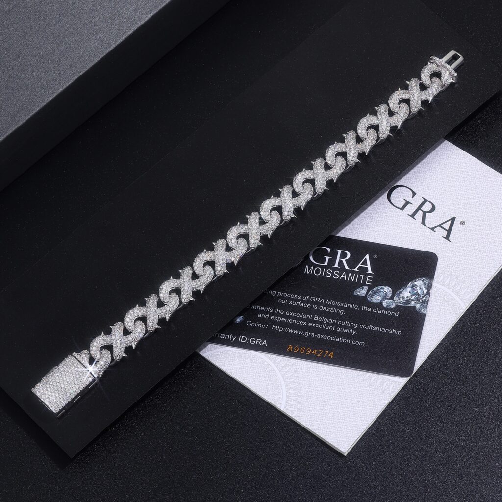 A Luxurious And Fashionable Minimalist Jewelry Bracelet Featuring Top-quality Moissanite, Made Of S925 Silver Electroplated With Platinum.