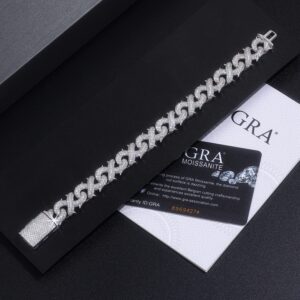 A Luxurious And Fashionable Minimalist Jewelry Bracelet Featuring Top-quality Moissanite, Made Of S925 Silver Electroplated With Platinum.