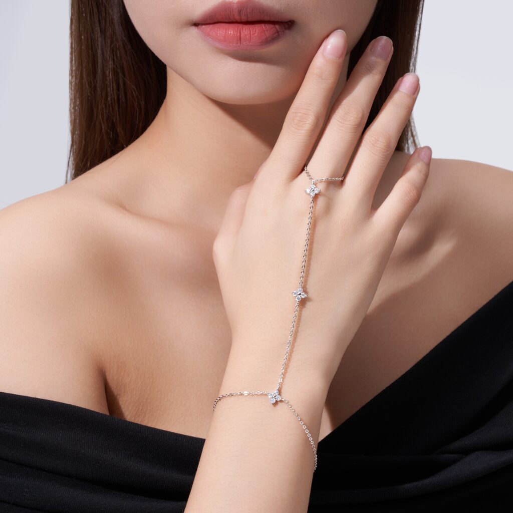 A Luxurious And Fashionable Minimalist Jewelry Bracelet Featuring Top-quality Moissanite, Made Of S925 Silver Electroplated With Platinum.