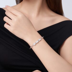 A Luxurious And Fashionable Minimalist Jewelry Bracelet Featuring Top-quality Moissanite, Made Of S925 Silver Electroplated With Platinum.