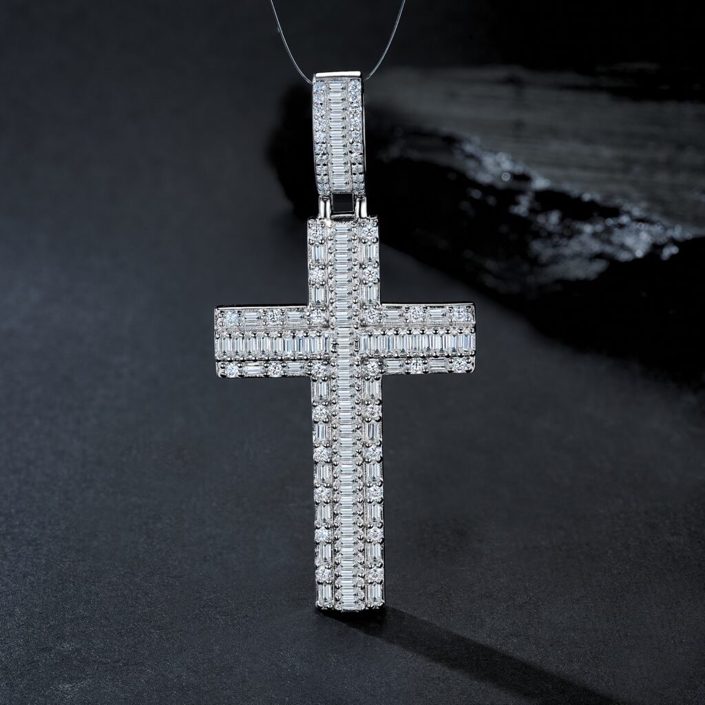 A Luxurious And Fashionable Minimalist Jewelry Pendant Necklace Set With Top-quality Moissanite, Made Of S925 Silver Electroplated With Platinum.