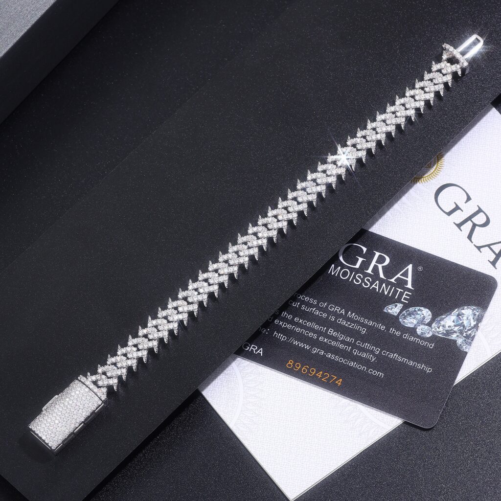 A Luxurious And Fashionable Minimalist Jewelry Bracelet Featuring Top-quality Moissanite, Made Of S925 Silver Electroplated With Platinum.