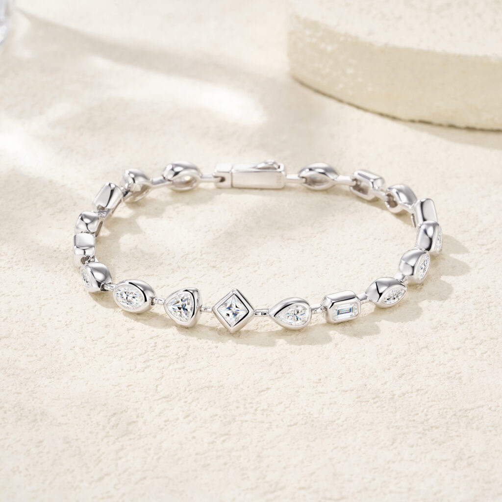 A Luxurious And Fashionable Minimalist Jewelry Bracelet Featuring Top-quality Moissanite, Made Of S925 Silver Electroplated With Platinum.