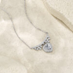 A Luxurious And Fashionable Minimalist Jewelry Pendant Necklace Featuring Top-quality Moissanite, Made Of S925 Silver Electroplated With Platinum.