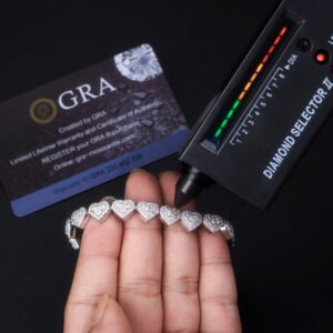 A Luxurious And Fashionable Minimalist Jewelry Bracelet Featuring Top-quality Moissanite, Made Of S925 Silver Electroplated With Platinum.