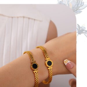 Fashionable, Versatile, Exclusive And Exquisite Wrist Accessory With Unique Style And Light Luxury. Gold Roman Numeral Black Surface Decorative Clasp Bracelet.