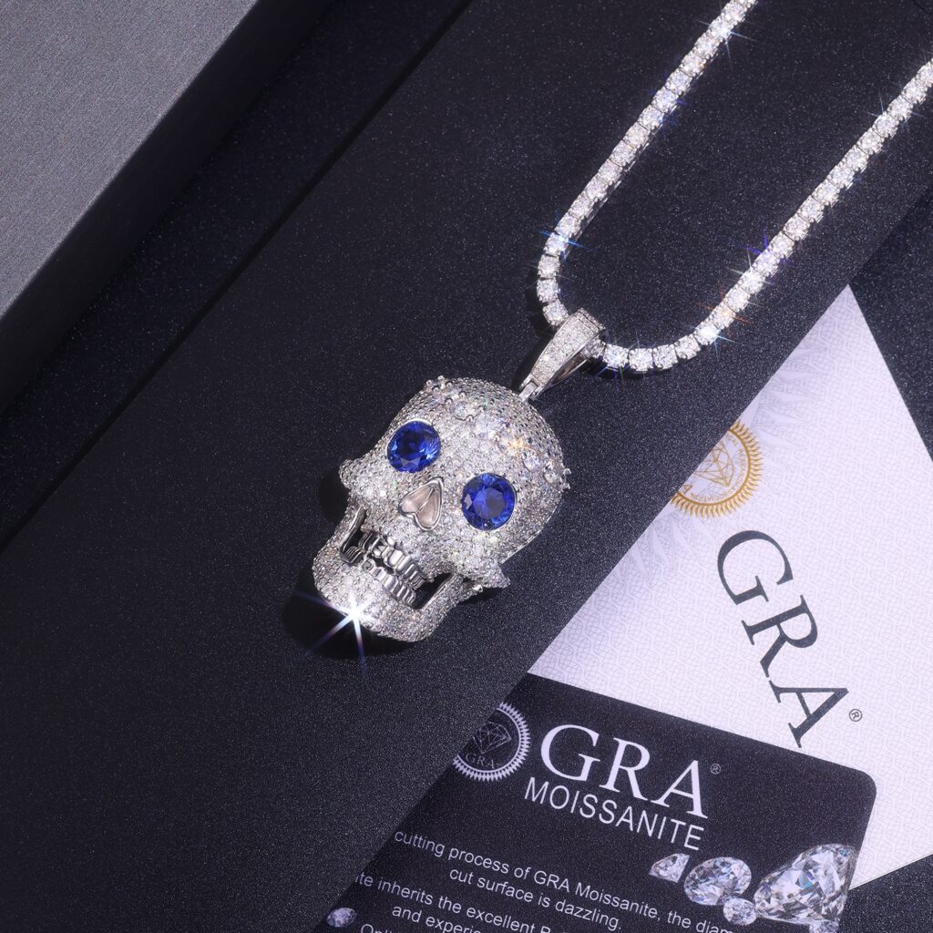 A Luxurious And Fashionable Minimalist Jewelry Pendant Necklace Featuring Top-quality Moissanite, Made Of S925 Silver Electroplated With Platinum.