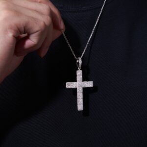 A Luxurious And Fashionable Minimalist Jewelry Pendant Necklace Featuring Top-quality Moissanite, Made Of S925 Silver Electroplated With Platinum.