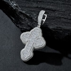 A Luxurious And Fashionable Minimalist Jewelry Pendant Necklace Featuring Top-quality Moissanite, Made Of S925 Silver Electroplated With Platinum.